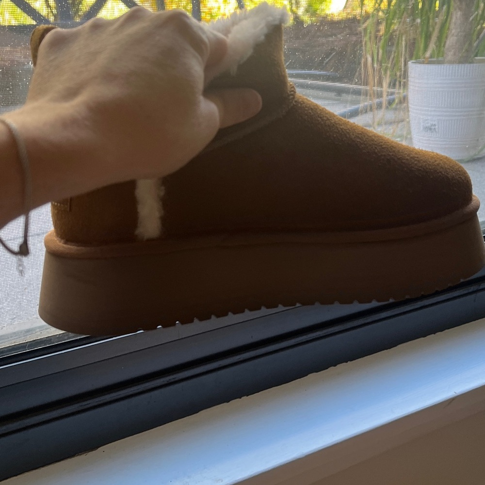 Koolaburra Tan Boots with Cream Fur - Picture 2 of 6